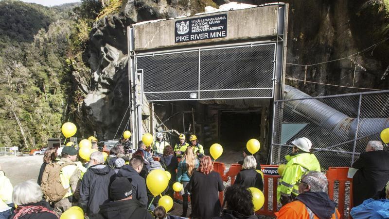 Familien versammeln sich am Eingang der Pike River Mine. Achteinhalb Jahre nach dem schweren Unglück ist die Unglücksstelle erstmals wieder geöffnet worden. Familien versammeln sich am Eingang der Pike River Mine. Achteinhalb Jahre nach dem schweren Unglück ist die Unglücksstelle erstmals wieder geöffnet worden.