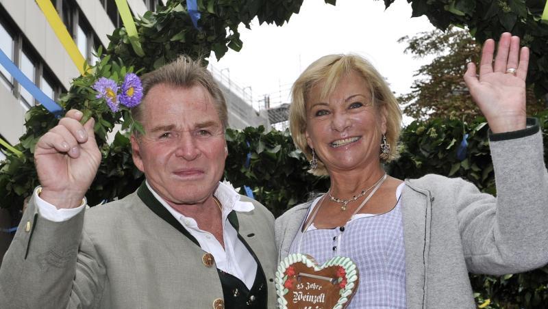 Fritz Wepper und seine Frau Angela 2009 in München auf der Fahrt zum Oktoberfest. Angela Wepper ist tot. Fritz Wepper und seine Frau Angela 2009 in München auf der Fahrt zum Oktoberfest. Angela Wepper ist tot.
