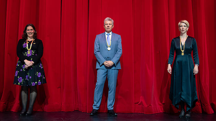 Münchens Oberbürgermeister Dieter Reiter (SPD) an der Seite von Katrin Habenschaden (Grüne, r) und Verena Dietl (SPD).