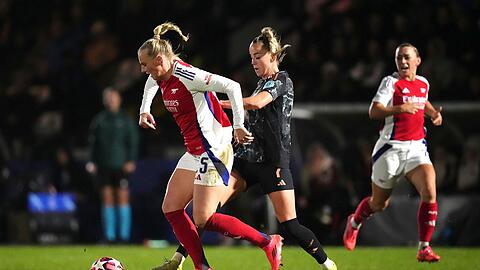 Der FC Bayern München um Giulia Gwinn (r) musste sich dem WFC Arsenal geschlagen geben und verpasste damit den Gruppensieg.