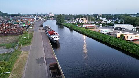 Das Auto wurde im Kanal von Winschoten nahe der deutschen Grenze entdeckt.