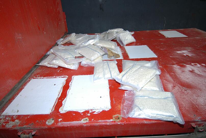 Im Juli und November 2010 hatten die Fahnder des Zollfahndungsamtes München in Rosenheim und Brannenburg 155 000 Mephedron-Tabletten sichergestellt. Die Bilder