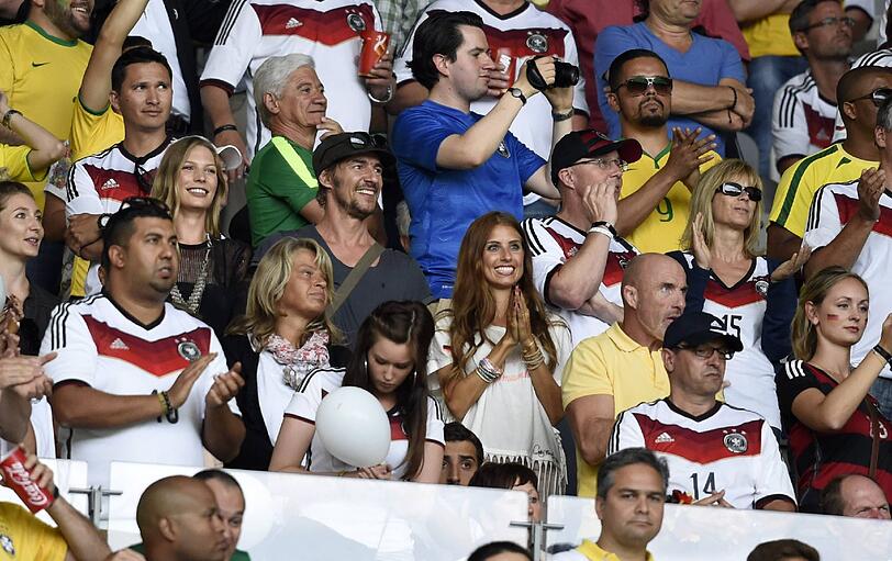 Lena Gercke, Sarah Brandner, Cathy Fischer. Sehen Sie hier, wie die besseren Hälften unserer DFB-Kicker das 7:1 gegen Brasilien miterlebt haben.