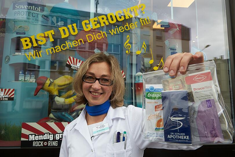 Was auf keinen Fall fehlen darf: Das Survival-Paket von Apothekerin Irina Schlags, das für die Besucher des Rockfestivals "Rock am Ring" vorgesehen ist.