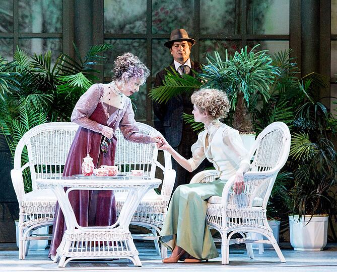 Gespräch unter Frauen: Higgins (Michael Dangl) belauscht seine Mutter (Cornelia Froboess) und Eliza (Nadine Zeintl).