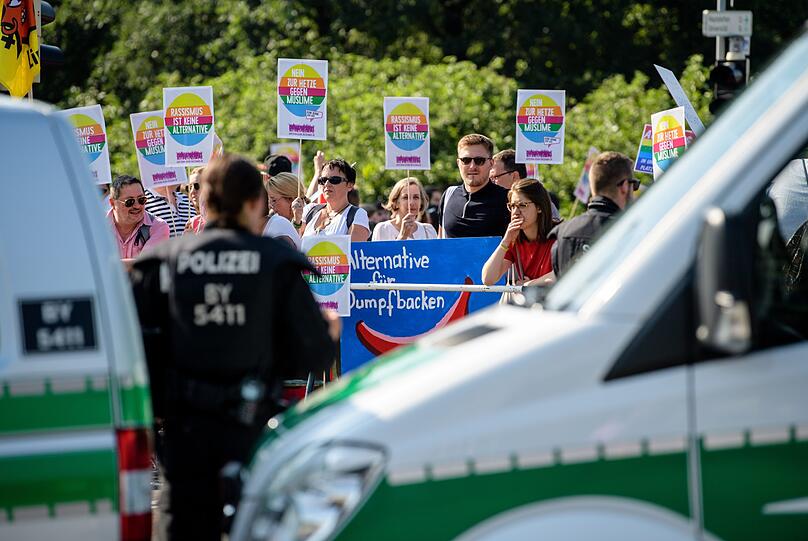 Tausende Menschen protestieren in Augsburg gegen den AfD-Parteitag.
