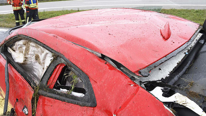 Bilder von der A94, auf der es am Sonntag zu einem Unfall mit einem 650-PS-Sportwagen gekommen ist. Die Bilder.