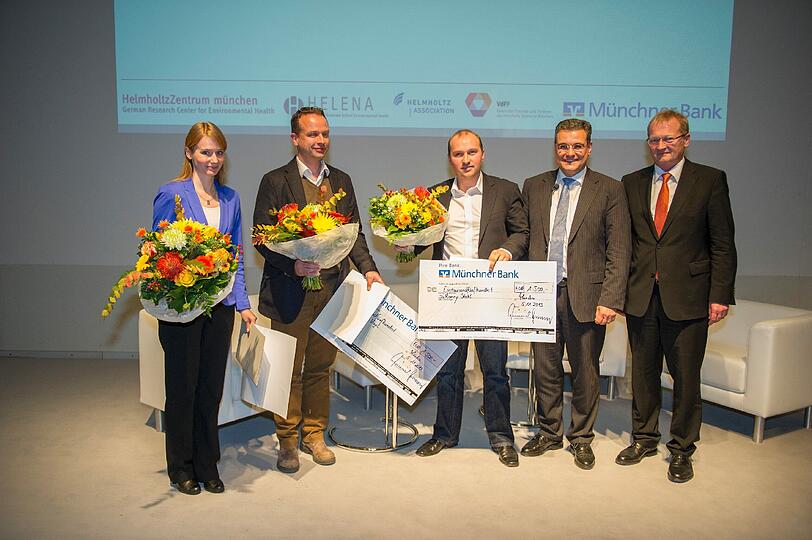 Spendenübergabe in feierlichem Rahmen: Die Vertreter der Münchner Bank (v.r.) Hans-Joachim Maubach, 
Firmenkundenberater, und Dr. Christian Wild, Generalbevollmächtigter, freuen sich gemeinsam mit den 
drei Preisträgern.
