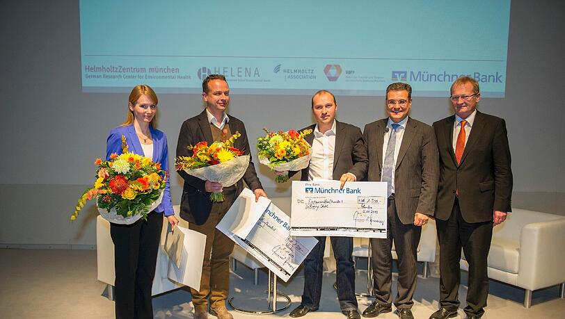 Spendenübergabe in feierlichem Rahmen: Die Vertreter der Münchner Bank (v.r.) Hans-Joachim Maubach,
Firmenkundenberater, und Dr. Christian Wild, Generalbevollmächtigter, freuen sich gemeinsam mit den
drei Preisträgern. Spendenübergabe in feierlichem Rahmen: Die Vertreter der Münchner Bank (v.r.) Hans-Joachim Maubach,
Firmenkundenberater, und Dr. Christian Wild, Generalbevollmächtigter, freuen sich gemeinsam mit den
drei Preisträgern.