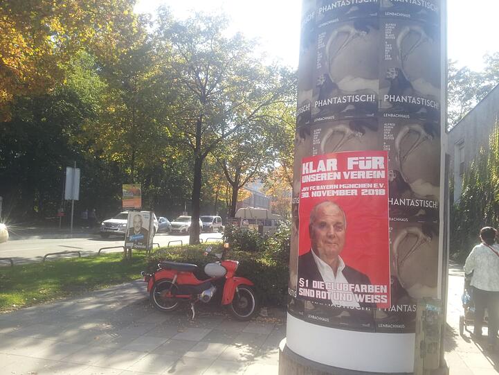 An Anhängern, Litfasssäulen oder über Wahlplakaten - überall in der Stadt sah man zuletzt Plakate der Fan-Initiative "Die Clubfarben sind rot und weiß".