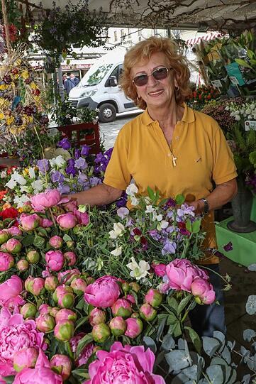 Inge Rainer (69) heute am Blumen-Standl am Valentinsbrunnen.
