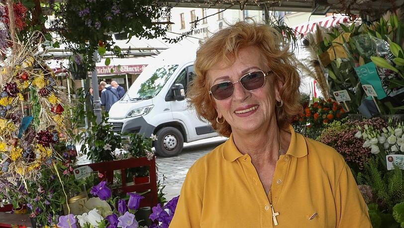 Inge Rainer (69) heute am Blumen-Standl am Valentinsbrunnen. Inge Rainer (69) heute am Blumen-Standl am Valentinsbrunnen.