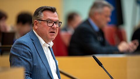Josef Schmid (CSU), Mitglied der Fraktion im bayerischen Landtag, spricht bei der Plenarsitzung.