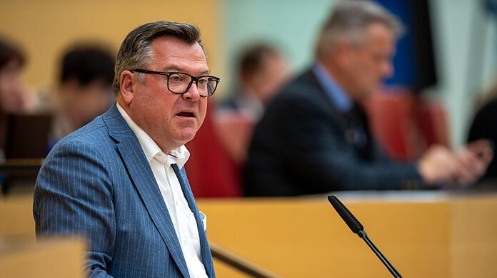 Josef Schmid (CSU), Mitglied der Fraktion im bayerischen Landtag, spricht bei der Plenarsitzung.