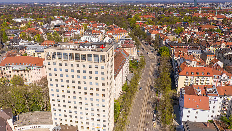 Am Rotkreuzklinikum soll ab 2025 die Klinik an der Taxisstraße unterkommen.