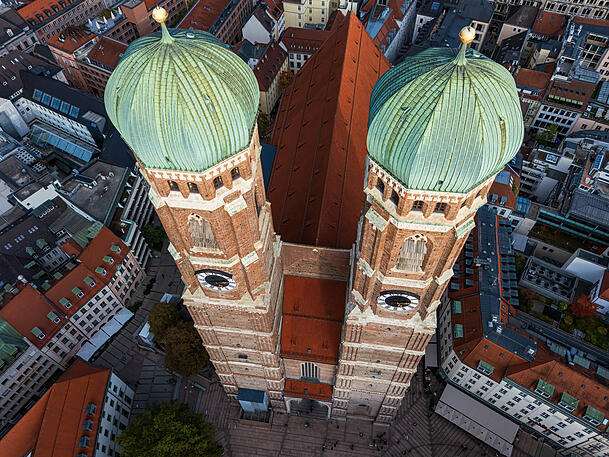 Fast 100 Meter ragen die T&uuml;rme der Frauenkirche in die Luft: Deshalb bietet sich auch allen, die den S&uuml;dturm besteigen, ein spektakul&auml;rer Ausblick &uuml;ber die Stadt und das Umland.