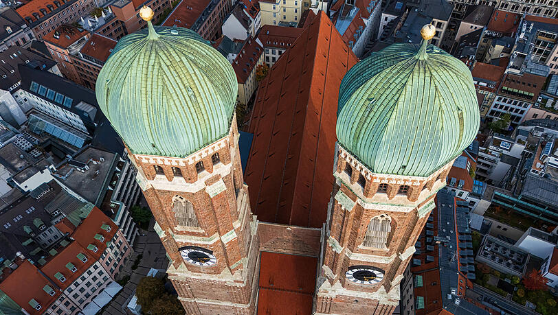 Fast 100 Meter ragen die T&uuml;rme der Frauenkirche in die Luft: Deshalb bietet sich auch allen, die den S&uuml;dturm besteigen, ein spektakul&auml;rer Ausblick &uuml;ber die Stadt und das Umland.
