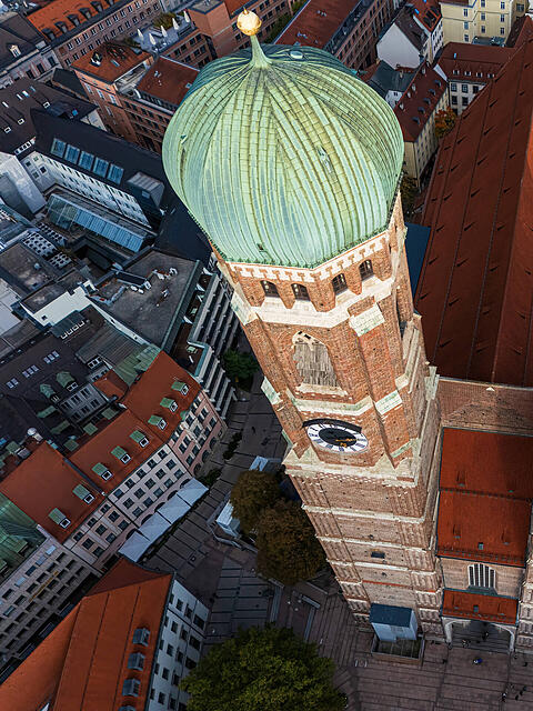 Eine M&auml;nnergruppe stieg nachts unerlaubt in die Frauenkirche ein.