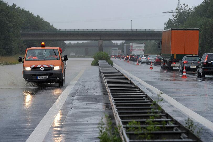 Besonders schlimm traf es die Autobahn 73. Sie musste streckenweise gesperrt werden.