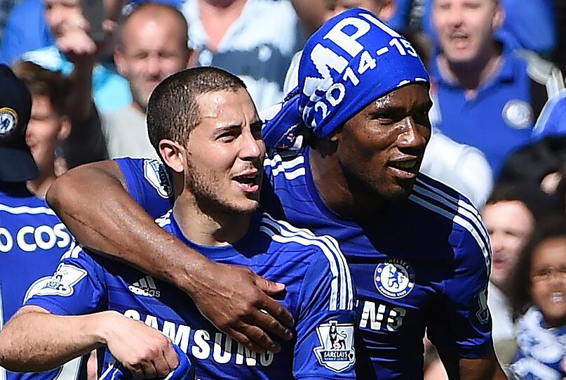 Eden Hazard (links) und Didier Drogba feiern den vorzeitigen Gewinn der Meisterschaft in der Premier League.