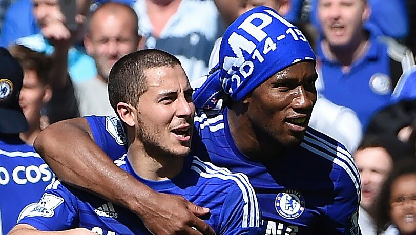 Eden Hazard (links) und Didier Drogba feiern den vorzeitigen Gewinn der Meisterschaft in der Premier League.