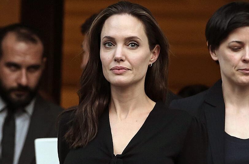 Angelina Jolie verlässt die Villa Maximos nach einem Treffen mit dem griechischen Premierminister Alexis Tsipras.