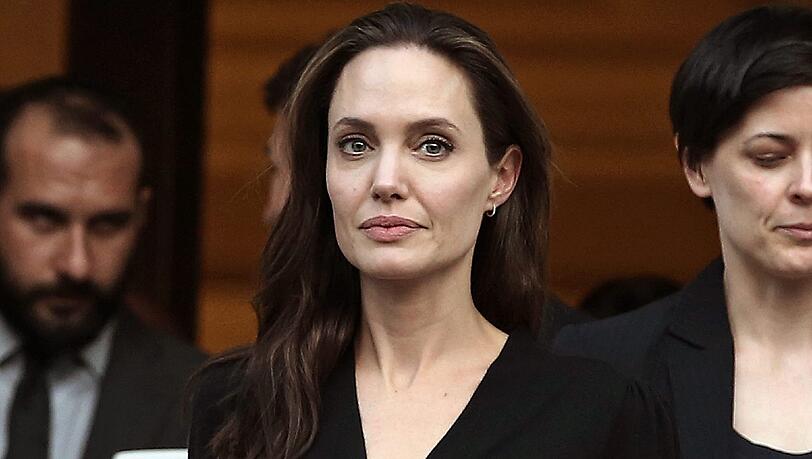 Angelina Jolie verlässt die Villa Maximos nach einem Treffen mit dem griechischen Premierminister Alexis Tsipras. Angelina Jolie verlässt die Villa Maximos nach einem Treffen mit dem griechischen Premierminister Alexis Tsipras.