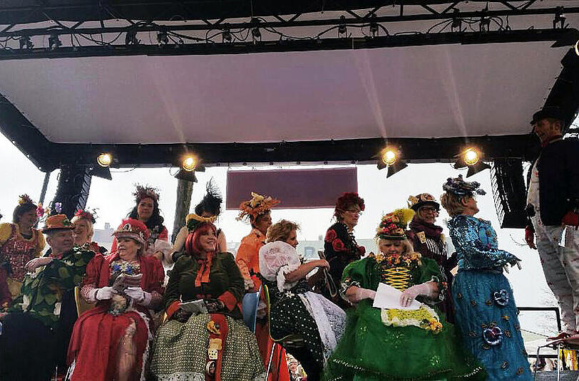 Buntes Treiben am Viktualienmarkt: Am Faschingsdienstag luden die Standl-Frauen zum Tanz der Marktweiber. Zum ersten Mal mittendrin: OB Dieter Reiter.