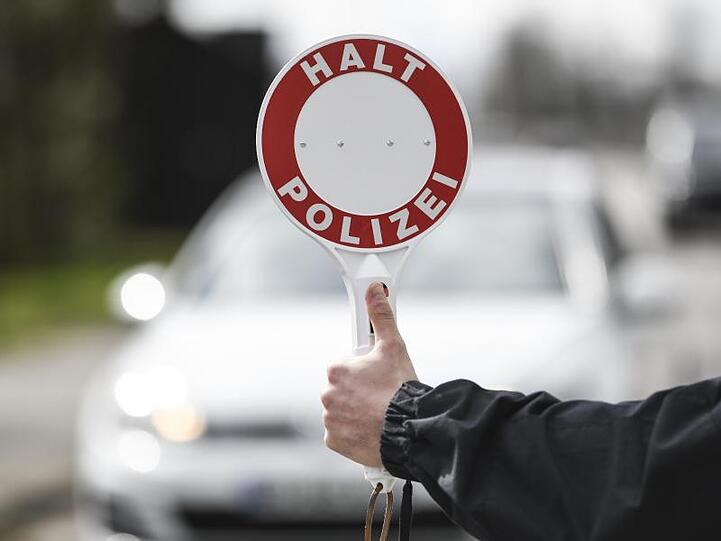 Ein Beamter der Bundespolizei am Grenzübergang in Breisach zum Elsass. Foto: Patrick Seeger/dpa