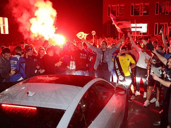 Bielefeld-Fans feierten vor dem Stadion den schon vor dem HSV-Spiel praktisch festehenden Aufstieg.