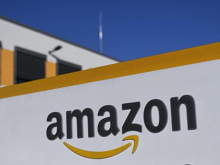 Das Logo des Online-Händlers Amazon ist an einem Logistikzentrum zu sehen.