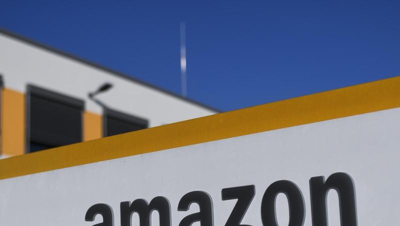 Das Logo des Online-Händlers Amazon ist an einem Logistikzentrum zu sehen. Das Logo des Online-Händlers Amazon ist an einem Logistikzentrum zu sehen.