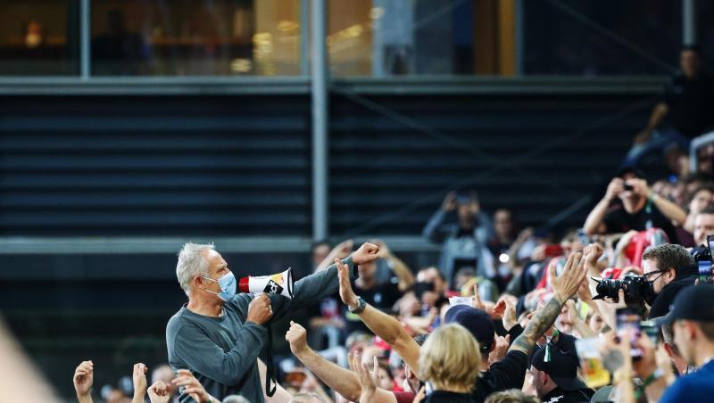Freiburgs Trainer Christian Streich verabschiedet sich nach dem 3:0-Erfolg gemeinsam mit den Fans vom altehrwürdigen Dreisamstadion.