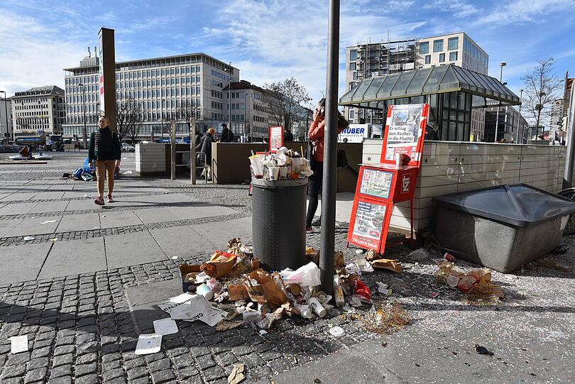 Reichlich vermüllt: So sah es am Faschingsdienstag in der Münchner Innenstadt aus.