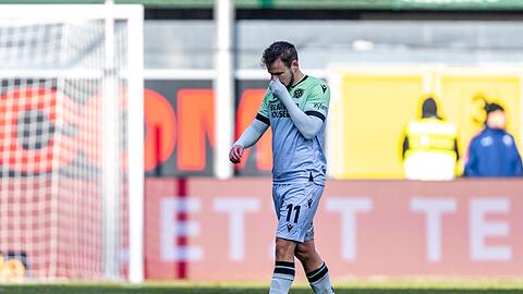 Hannovers Louis Schaub sah im Spiel in Paderborn schon früh die Rote Karte.