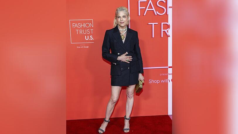 Selma Blair ohne Gehstock auf dem roten Teppich.