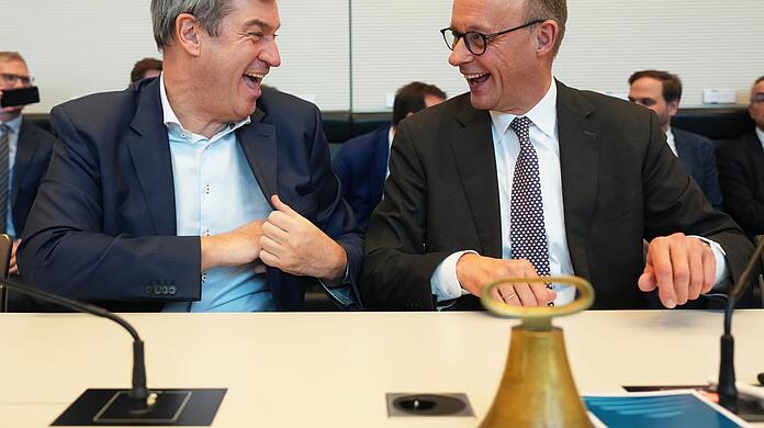 Bei der konstituierenden Sitzung der neuen Unionsfraktion präsentieren sich Wahlsieger Friedrich Merz (CDU) und CSU-Chef Markus Söder bestens gelaunt. Während die Union aufs Tempo drückt, setzt die SPD ihren eigenen Ton.