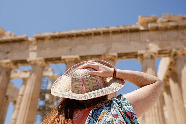 Trotz Hitze: Ein Besuch auf der Akropolis lockt immer. Trotz Hitze: Ein Besuch auf der Akropolis lockt immer.
