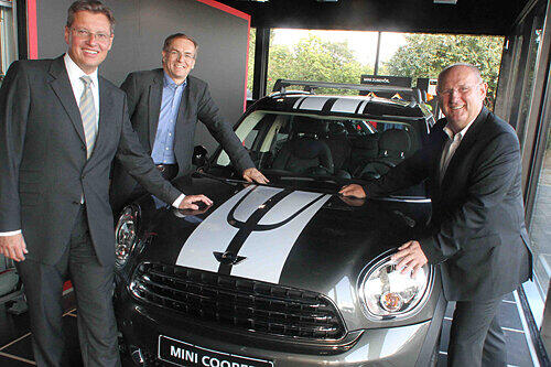 Das ist er, der neue Mini (v. l.): Wirtschafts-Referent Roland Fleck, BMW-Deutschland-Verkaufsleiter Robert Bailey-McEwan und Nürnbergs BMW-Boss Franz Inzko.