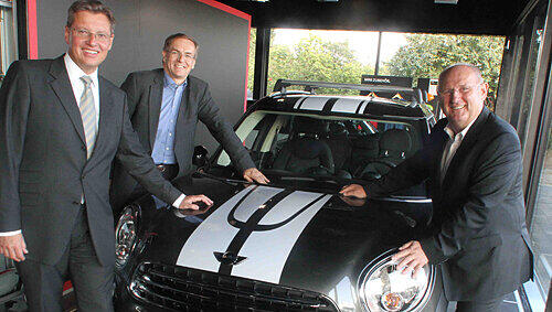 Das ist er, der neue Mini (v. l.): Wirtschafts-Referent Roland Fleck, BMW-Deutschland-Verkaufsleiter Robert Bailey-McEwan und Nürnbergs BMW-Boss Franz Inzko. Das ist er, der neue Mini (v. l.): Wirtschafts-Referent Roland Fleck, BMW-Deutschland-Verkaufsleiter Robert Bailey-McEwan und Nürnbergs BMW-Boss Franz Inzko.