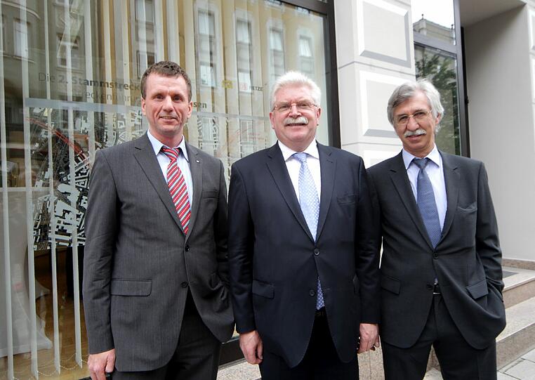 Vor dem neuen Bürgerbüro für die zweite Stammstrecke: Bahnbevollmächtigter Klaus Dieter Josel, Verkehrsminister Manfred Zeil und Albert Scheller, Stammstrecken-Projektleiter.
