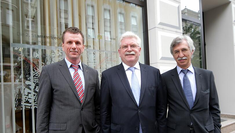 Vor dem neuen Bürgerbüro für die zweite Stammstrecke: Bahnbevollmächtigter Klaus Dieter Josel, Verkehrsminister Manfred Zeil und Albert Scheller, Stammstrecken-Projektleiter. Vor dem neuen Bürgerbüro für die zweite Stammstrecke: Bahnbevollmächtigter Klaus Dieter Josel, Verkehrsminister Manfred Zeil und Albert Scheller, Stammstrecken-Projektleiter.