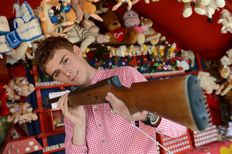 Gymnasiast Maximilian Steinker hilft auf dem Oktoberfest an der Schießbude seiner Eltern.