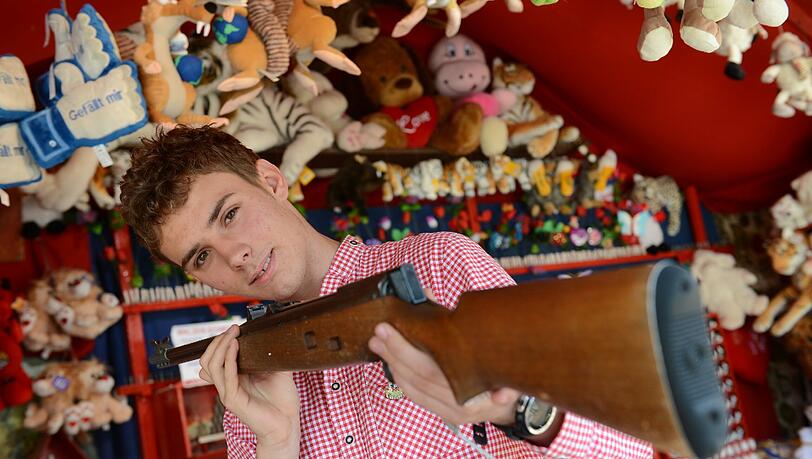 Gymnasiast Maximilian Steinker hilft auf dem Oktoberfest an der Schießbude seiner Eltern. Gymnasiast Maximilian Steinker hilft auf dem Oktoberfest an der Schießbude seiner Eltern.