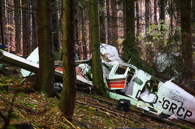 Der Rumpf des zweimotoriges Kleinflugzeuges. Beim Absturz der Maschine sind drei Menschen ums Leben gekommen.
