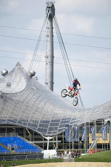Waghalsige Jumps und das über Wasser. Die Bilder vom Training der X-Fighters auf dem Olympiasee.