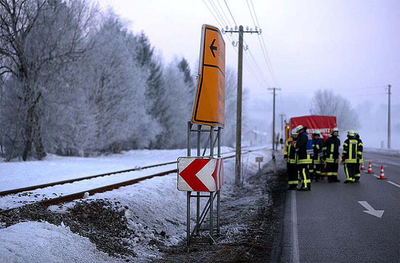 Wenn das Navi am Verkehrsunfall schuld ist: Ein Lieferwagen fuhr auf die Bahnlinie neben der Straße, weil das Navi den Weg dorthin wies.