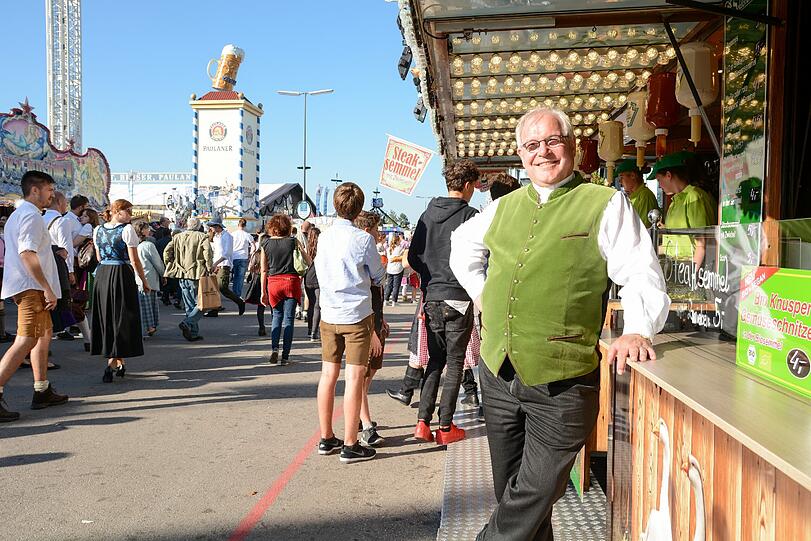 Pater Paul Schäfersküpper betreut seit 15 Jahren die Schausteller auf dem Oktoberfest.