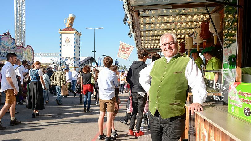 Pater Paul Schäfersküpper betreut seit 15 Jahren die Schausteller auf dem Oktoberfest. Pater Paul Schäfersküpper betreut seit 15 Jahren die Schausteller auf dem Oktoberfest.