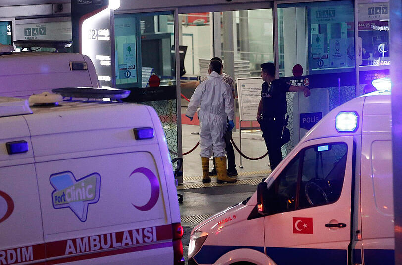 Am Istanbuler Flughafen Atatürk kam es am Dienstagabend zu mindestens zwei Explosionen.
